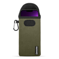 Hoesje voor iPhone 13 Pro Max - MobyDefend Neopreen Pouch Met Karabijnhaak - Insteekhoesje - Riemlus Hoesje - Groen