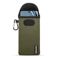 Hoesje voor Motorola Moto G62 - MobyDefend Neopreen Pouch Met Karabijnhaak - Insteekhoesje - Riemlus Hoesje - Groen