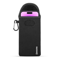 Hoesje voor iPhone 14 Plus / iPhone 14 Pro Max - MobyDefend Neopreen Pouch Met Karabijnhaak - Insteekhoesje - Riemlus Hoesje - Zwart