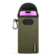 Hoesje voor iPhone 14 Plus / iPhone 14 Pro Max - MobyDefend Neopreen Pouch Met Karabijnhaak - Insteekhoesje - Riemlus Hoesje - Groen