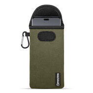 Hoesje voor Xiaomi 13 Lite - MobyDefend Neopreen Pouch Met Karabijnhaak - Insteekhoesje - Riemlus Hoesje - Groen