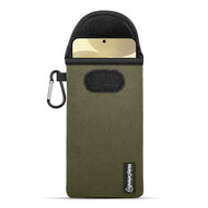 Hoesje voor Samsung Galaxy S24 Plus (S24+) - MobyDefend Neopreen Pouch Met Karabijnhaak - Insteekhoesje - Riemlus Hoesje - Groen