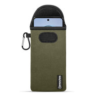 Hoesje voor Motorola Moto G34 - MobyDefend Neopreen Pouch Met Karabijnhaak - Insteekhoesje - Riemlus Hoesje - Groen