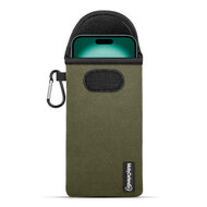 Hoesje voor iPhone 16 Plus - MobyDefend Neopreen Pouch Met Karabijnhaak - Insteekhoesje - Riemlus Hoesje - Groen