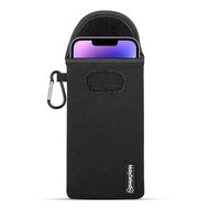 Hoesje voor iPhone 15 / iPhone 15 Pro - MobyDefend Neopreen Pouch Met Karabijnhaak - Insteekhoesje - Riemlus Hoesje - Zwart